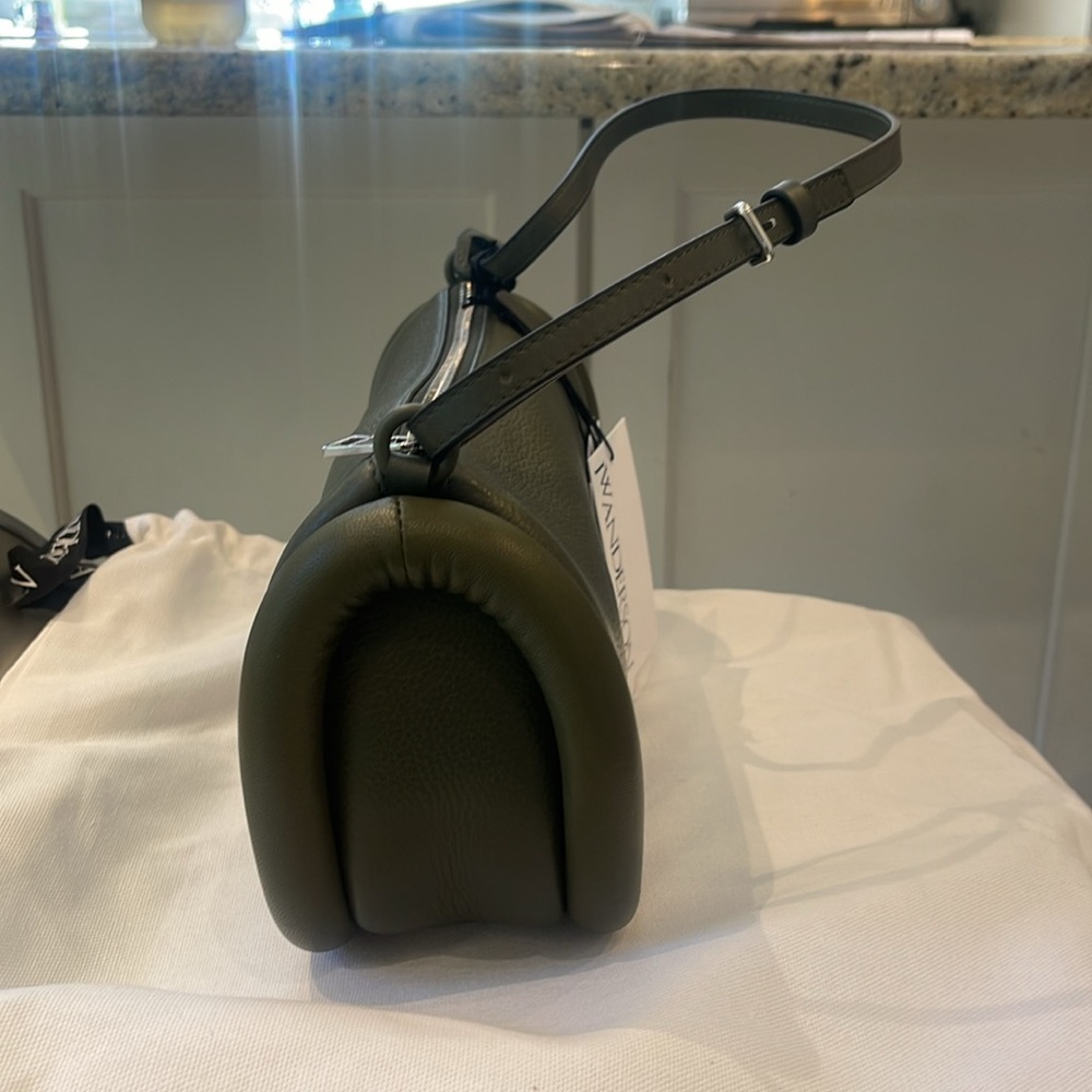 SOLD!!!!! NWT JW ANDERSON THE BUMPER BAG IN DARK OLIVE. - Picture 5 of 13